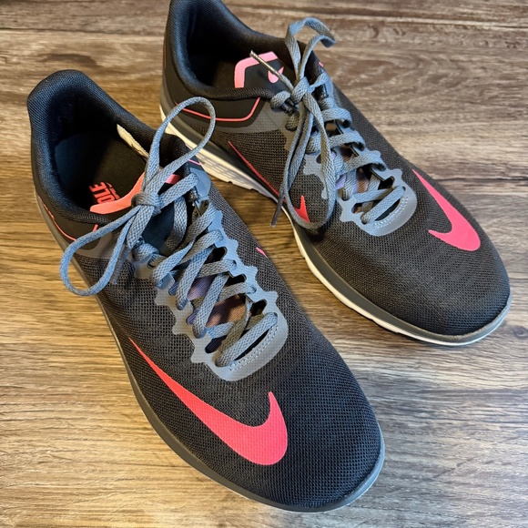 Nike women’s shoes 11.5 - Picture 1 of 6